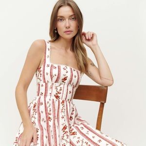 Tagliatelle Linen Dress
Color: Vienna